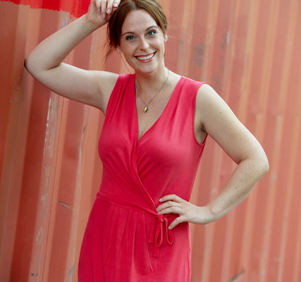 Paula Wehmeyer in rotem Kleid